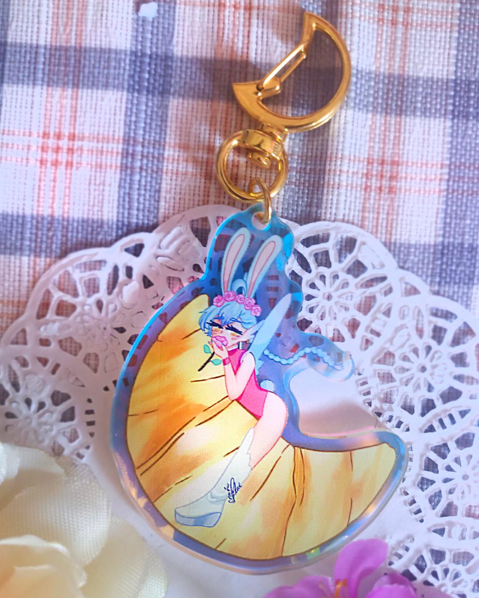 🌙 Keychain of my OC riding a croissant. I just love this little bun, it’s so cute ✨
You can find it in my Ko-fi shop ♥
ko-fi.com/gorrionblue/sh…
#ocart #keychain
