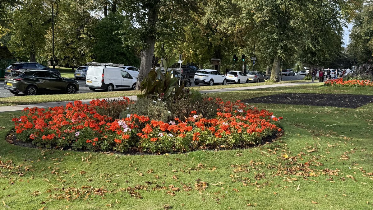 Early autumn sunshine on West Park this afternoon. <a href="/harrogate/">alistair</a> ⁦<a href="/HADCAcharity/">Harrogate & District Community Action</a>⁩ ⁦<a href="/HGchamber/">Harrogate District Chamber of Commerce</a>⁩ ⁦<a href="/The_RHS/">The RHS</a>⁩