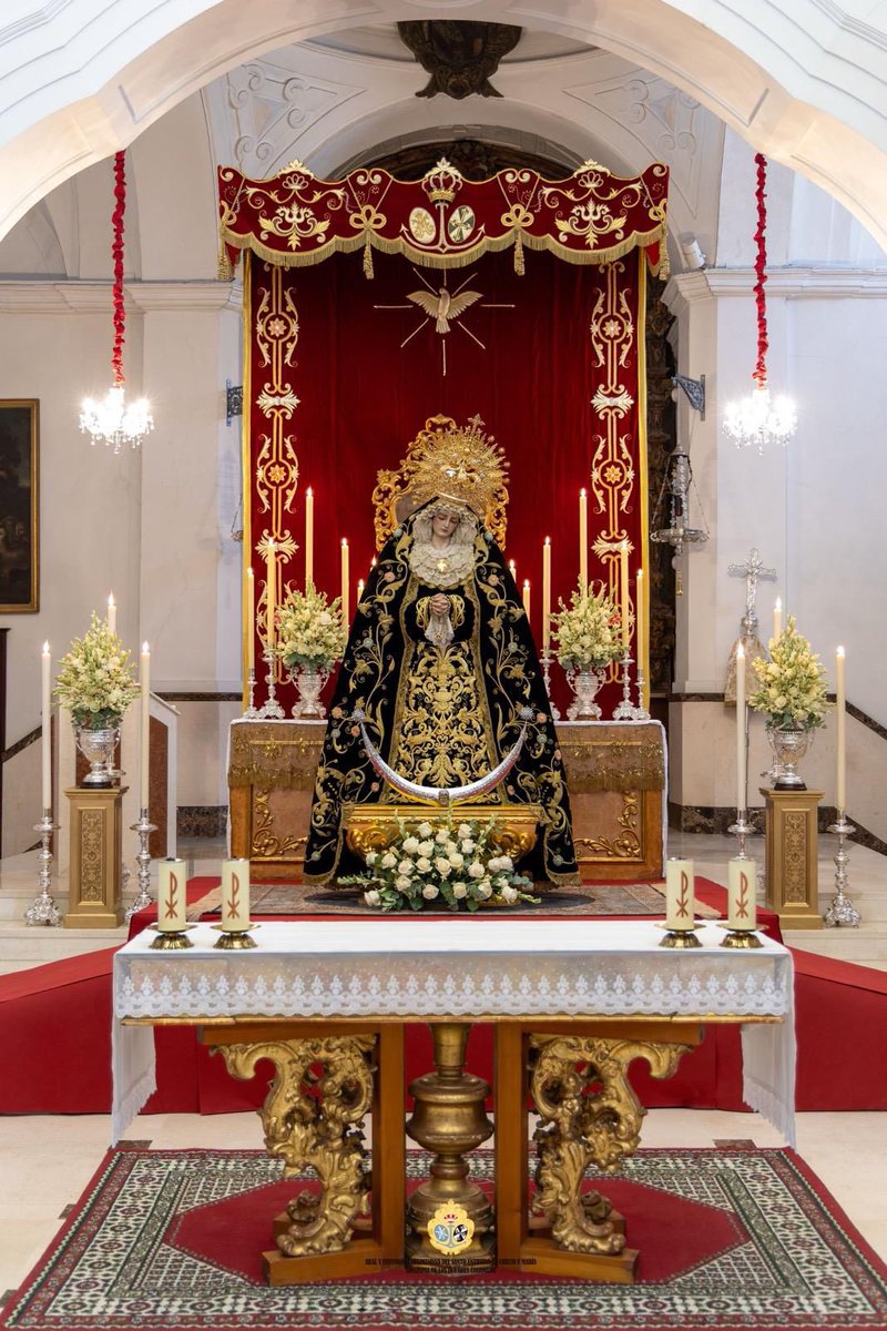 Así luce el altar efímero levantado para celebrar el XXXIV Aniversario de la Coronación Canónica de la Santísima Virgen de los Dolores Coronada