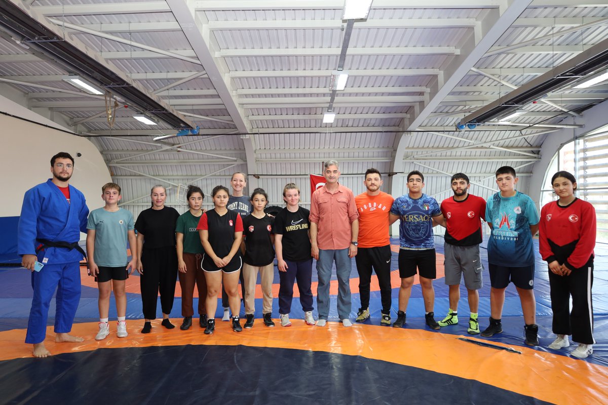 GSB_Nevsehir's tweet photo. 🏟️ Nevşehir Gençlik ve Spor İl Müdürü Mustafa Hakan Keskin, Çok Amaçlı Spor Salonu’nda incelemelerde bulundu! 

Judo 🤼‍♂️ ve Güreş 🤼‍♀️ antrenmanlarını izleyip sporcularla sohbet eden İl Müdürü Keskin, 🗣️ “Sporun tabana yayılması, sağlıklı ve güçlü nesiller için çok önemli” dedi. 🌟 https://t.co/ovEi6JDpY1