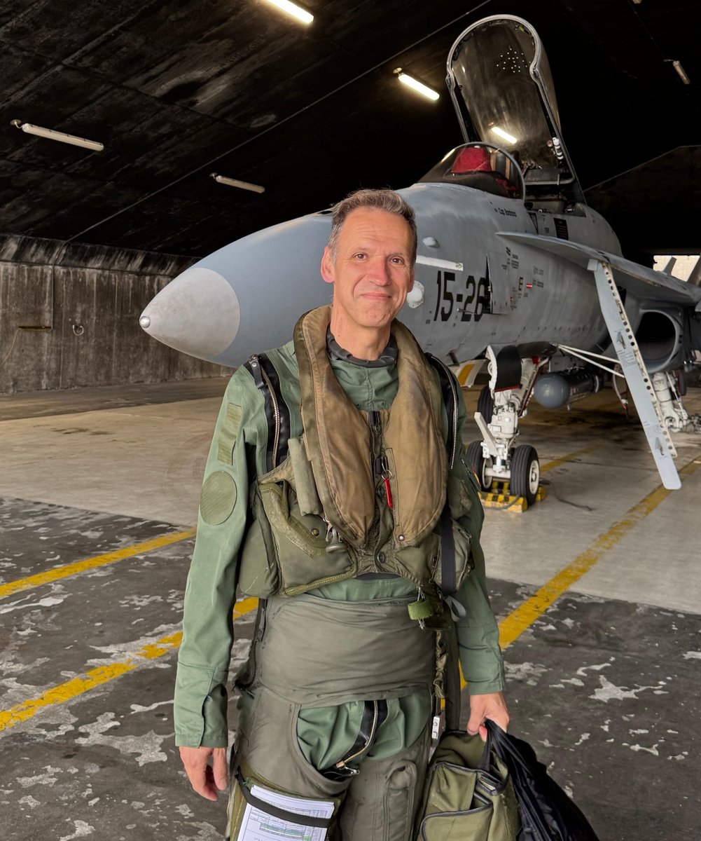 Defensagob's tweet photo. ⚡ "En Islandia hemos protegido el espacio aéreo aliado", afirma el teniente coronel Ichaso @EjercitoAire #Ala15.
✈️ #DATStinga: ejemplo de operatividad y compromiso español con la OTAN.
Léelo en la #Revista Española de Defensa.
🔗 https://t.co/hsDb6zodPV https://t.co/qPpki1CMRY