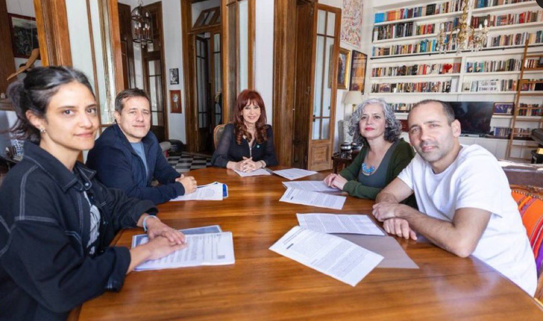 Laudiez1's tweet image. La #condenada , #presa , la que tiene que devolver al #estado : 540 millones de #dólares ,recibiendo visitas.  ¿Qué es esto? Se ríe en la cara de todos los #argentinos de #bien ( los que NO ROBAN y los que no son #delincuentes ) . #justicia . #Caba #Argentina