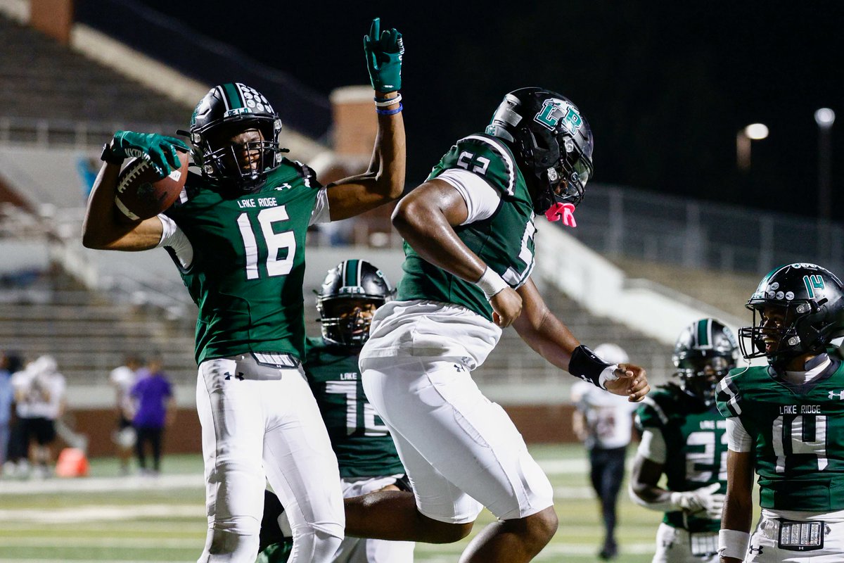 Mansfield Lake Ridge stuns Richardson in unlikely come-from-behind win, remains undefeated.
Lake Ridge improved to 3-0 for just the second time in school history.

Story and video: dallasnews.com/high-school-sp…

#txhsfb <a href="/SportsDayHS/">SportsDayHS</a> <a href="/SportsDayDFW/">SportsDayDFW</a> <a href="/dctf/">Dave Campbell's — TexasFootball.com</a> <a href="/LakeRidgeFB/">Lake Ridge Football</a> <a href="/MISDathletics/">MISD Athletics Dept.</a>