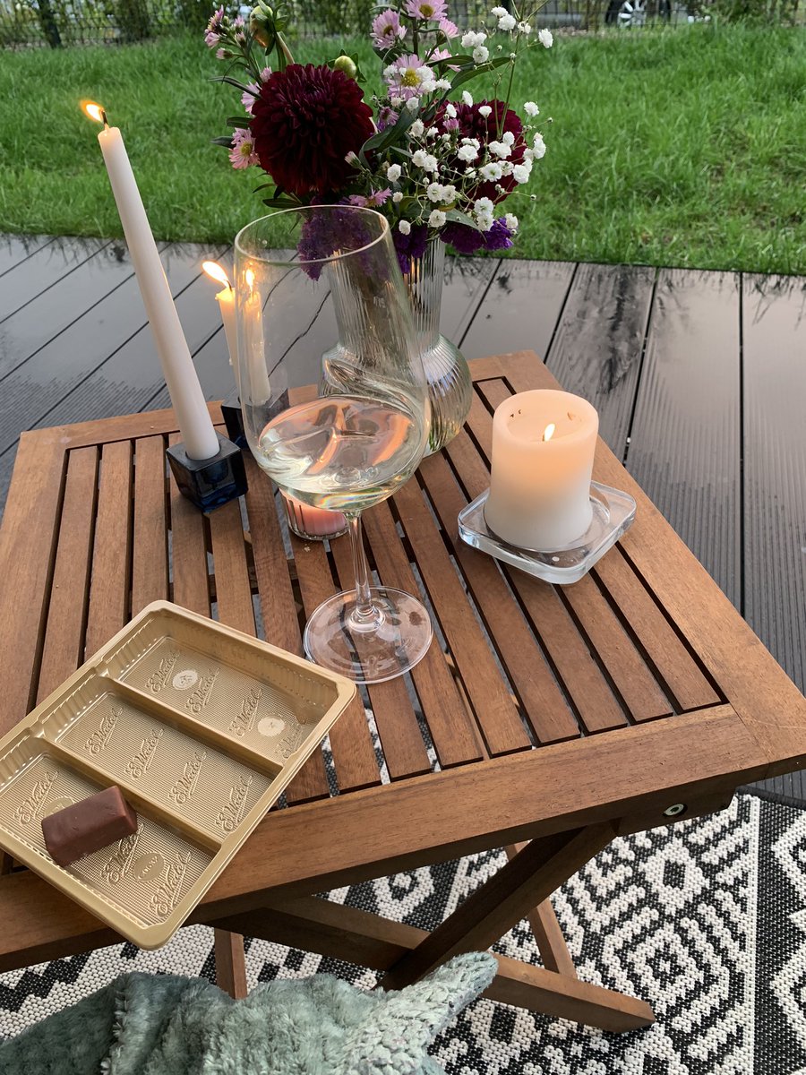 One candy and one glass of wine, have a great weekend fam 🫶