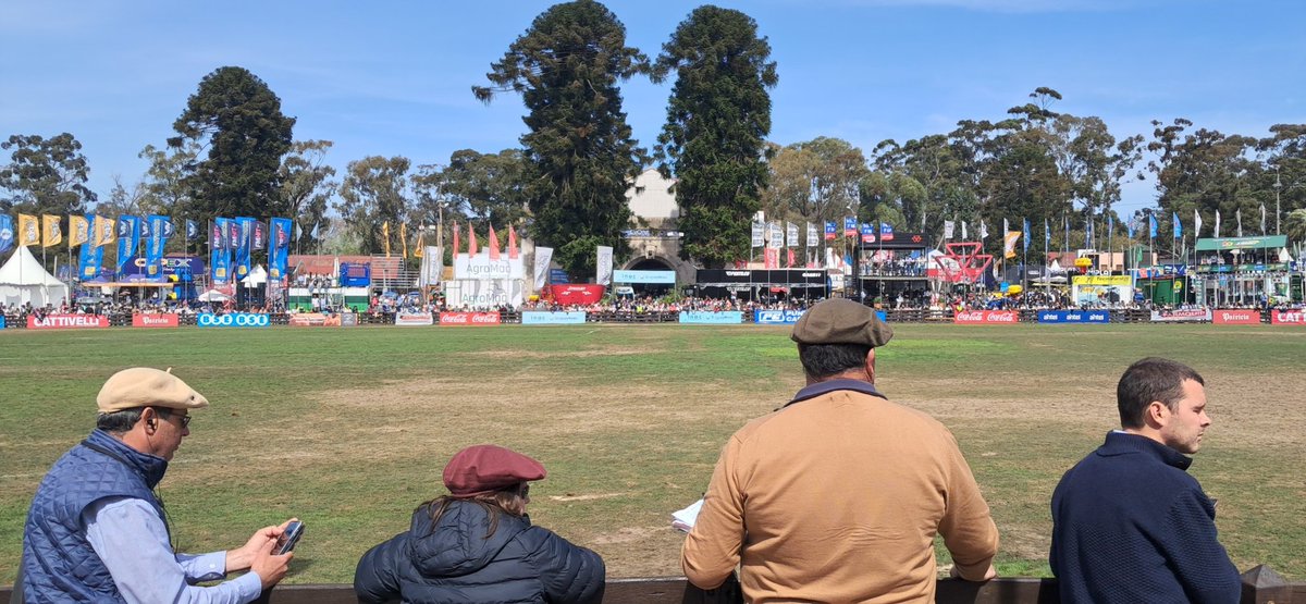 Los árboles del fondo tienen más de 100 años.  De espaldas parte del equipo de radio Rural <a href="/ApollonioEstela/">Estela Apollonio</a> <a href="/infoaguiar/">Alvaro Aguiar</a> <a href="/HoracioOyhenard/">Hᴏʀᴀᴄɪᴏ Oʏʜᴇɴᴀʀᴅ Pᴇʀᴇɪʀᴀ</a>. Periodismo del bueno