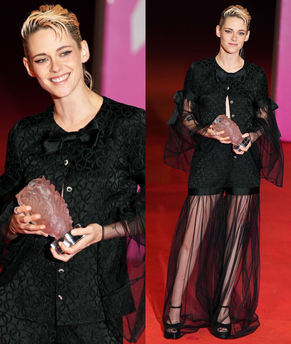 Kristen Stewart received the 'Prix de la Revelation' for ‘THE CHRONOLOGY OF WATER’ at the Deauville American Film Festival. 📷