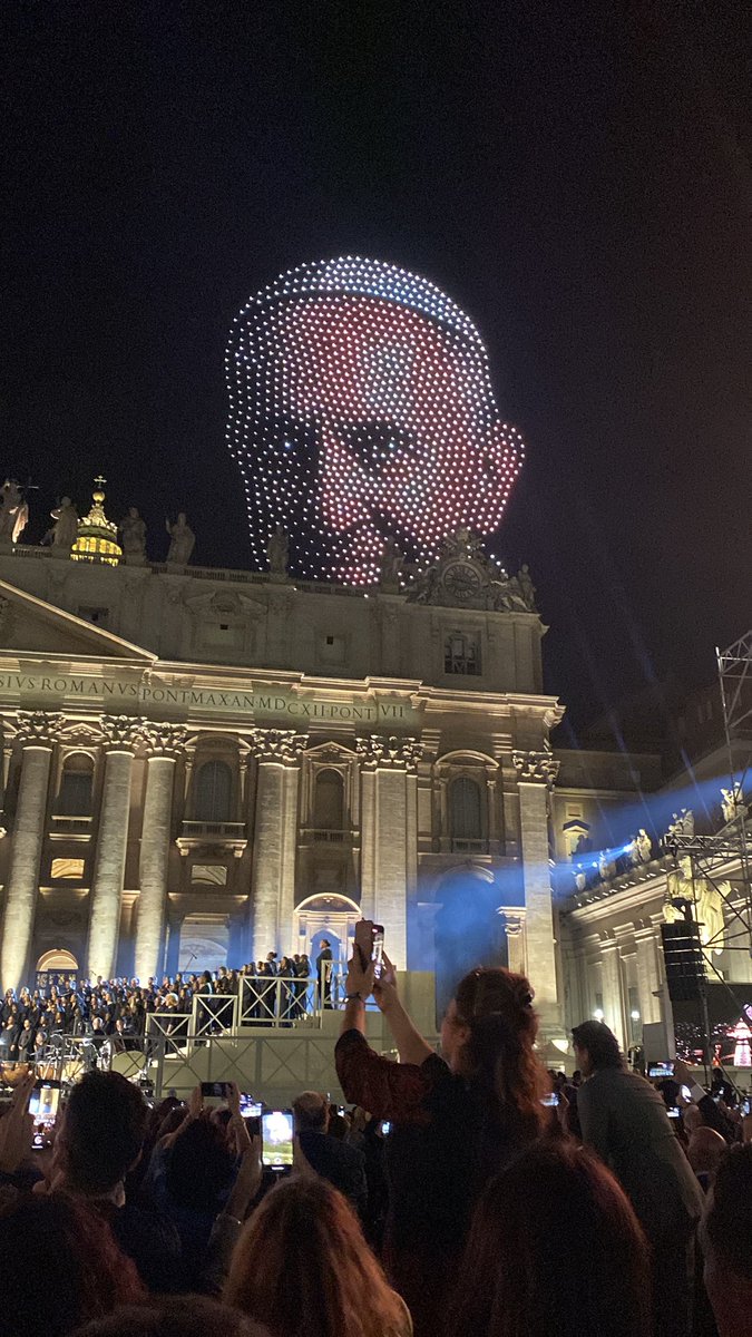 Wow! Homenaje al papa Francisco con miles de drones en el comienzo del concierto #GraceForTheWorld