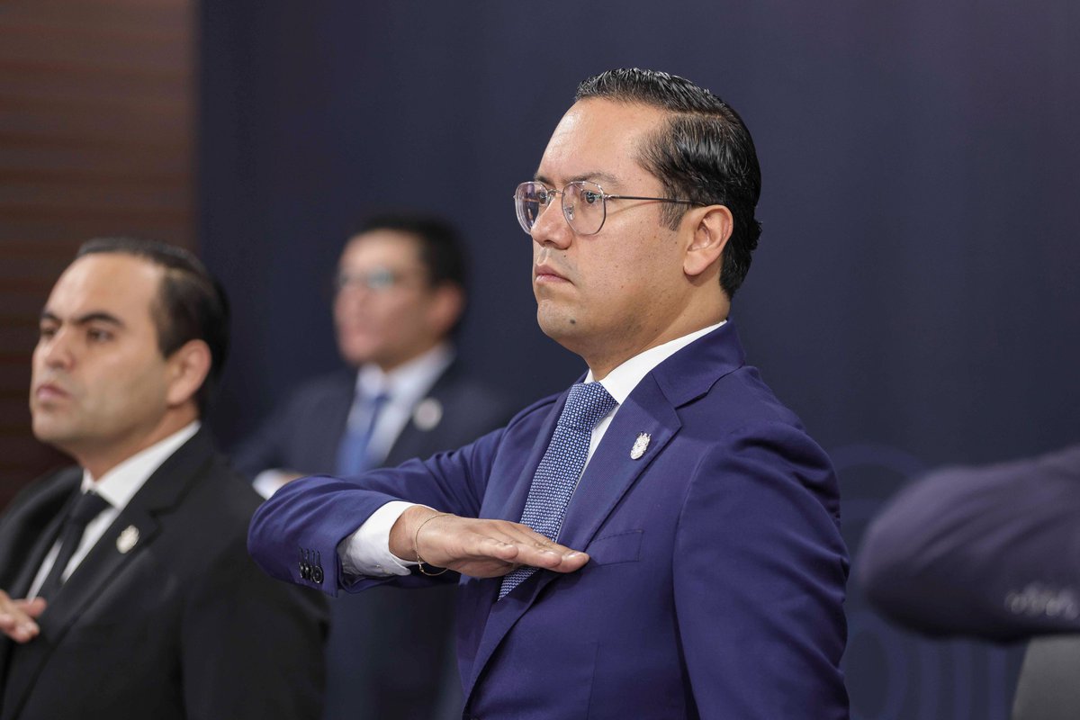 JosueGro's tweet photo. Con muchísimo orgullo y con el corazón lleno de gratitud, hoy entregué el Primer Informe de Gobierno en Sesión Solemne de Cabildo.

Este primer año ha sido de grandes retos, pero también de resultados tangibles que hoy se ven reflejados en calles más seguras, en niñas y niños que pueden seguir sus sueños, en familias que tienen acceso a servicios de salud y en mujeres que encuentran espacios donde se sienten seguras y acompañadas.

En este gobierno hemos demostrado que la cercanía no es un discurso, es una forma de trabajar. Estuvimos contigo en cada colonia, en cada comunidad, atendiendo de frente, resolviendo, escuchando y actuando.

Gracias por abrirnos las puertas de tu hogar, por confiar en este proyecto y por caminar juntos para que Corregidora siga siendo el mejor lugar para vivir. #ElPrimerPaso