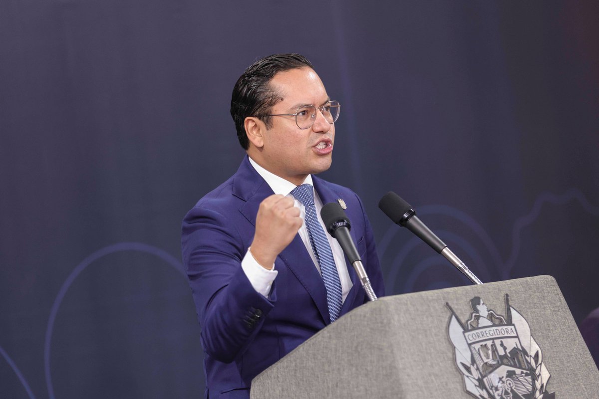 JosueGro's tweet photo. Con muchísimo orgullo y con el corazón lleno de gratitud, hoy entregué el Primer Informe de Gobierno en Sesión Solemne de Cabildo.

Este primer año ha sido de grandes retos, pero también de resultados tangibles que hoy se ven reflejados en calles más seguras, en niñas y niños que pueden seguir sus sueños, en familias que tienen acceso a servicios de salud y en mujeres que encuentran espacios donde se sienten seguras y acompañadas.

En este gobierno hemos demostrado que la cercanía no es un discurso, es una forma de trabajar. Estuvimos contigo en cada colonia, en cada comunidad, atendiendo de frente, resolviendo, escuchando y actuando.

Gracias por abrirnos las puertas de tu hogar, por confiar en este proyecto y por caminar juntos para que Corregidora siga siendo el mejor lugar para vivir. #ElPrimerPaso