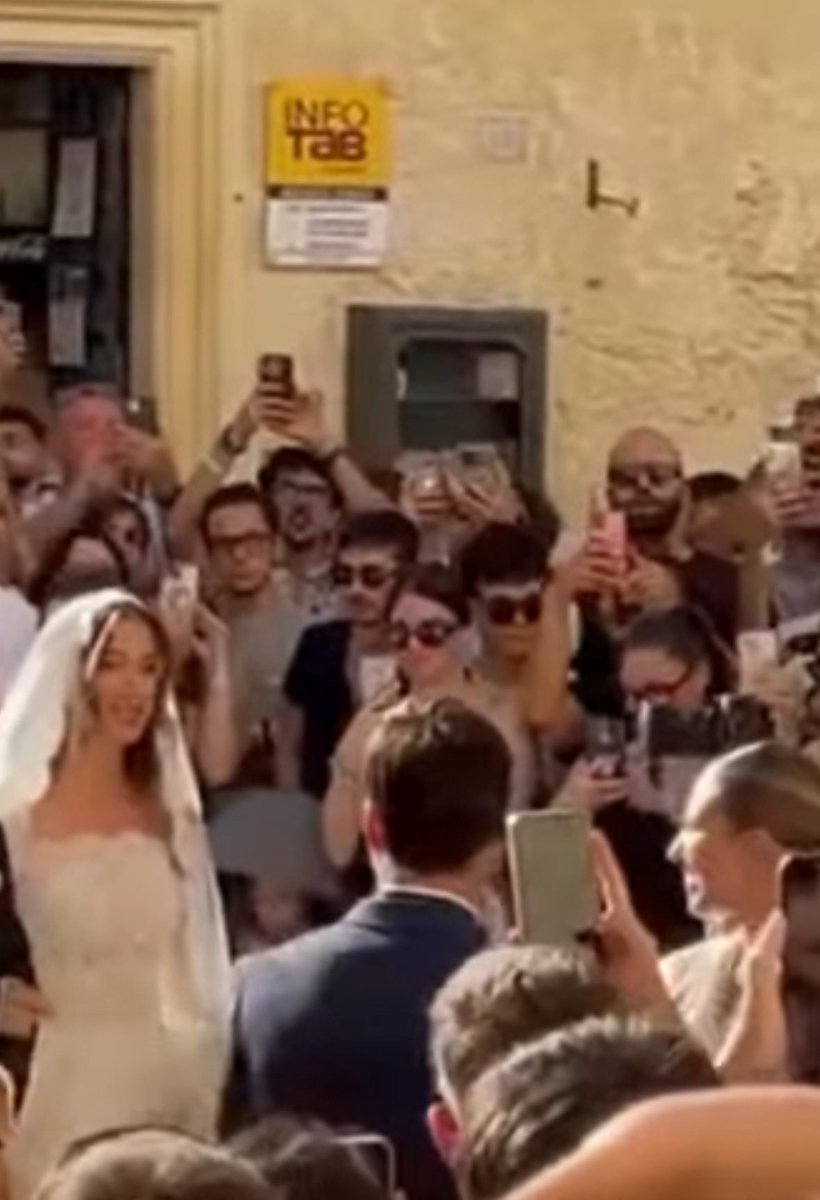 marrlec's tweet photo. this is HIS BROTHER’S WEDDING!!! NOT A FERRARI EVENT
how is this possible? how is this normalized i feel so sorry for Charles, Lorenzo and the entire family https://t.co/j5ZOFCuHxb