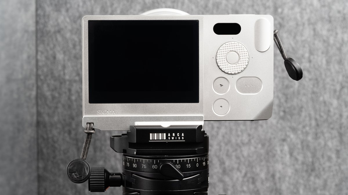 kozushoten's tweet photo. #SigmaBF 用 両吊りボトムプレート KBP-C361、発売しました。
両吊りしたとき、ストラップがレンズを含めた重心をとらえてカメラを支えるため、大きいレンズをつけても真下を向いて安定します。

BFの外観を損なわないよう、また握り心地を維持した、なるべく目立たない設計を目指しました（リプへ続 https://t.co/DUoYocT5u3