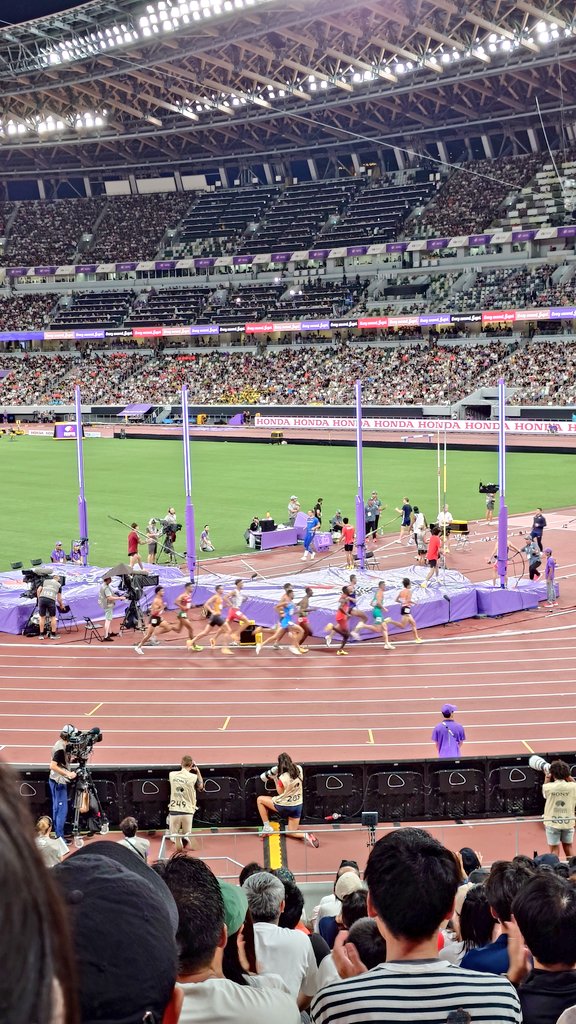 aq_bebeco's tweet photo. 姉と約20年ぶりに世界陸上観に行きました！！！
どのスポーツも同士が集まって選手を応援するのは最高に最高だね！！！隣の席のお嬢さん、一緒にアプリ参加させてくれてありがとう🥰💕💕💕素敵な思い出になりました🥰🥰🥰私まだ当時のハンカチまだ使ってんのやば🤣🤣🤣 https://t.co/0fBbOoiApu