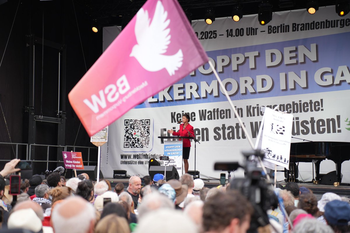 Was für ein starkes Zeichen: 20.000 Menschen haben sich nicht von den medialen Diffamierungen oder den Schikane-Versuchen der Behörden beeindrucken lassen und sind heute in Berlin auf die Straße gegangen – gegen Krieg und Wettrüsten, für #Frieden in Europa und in #Gaza!