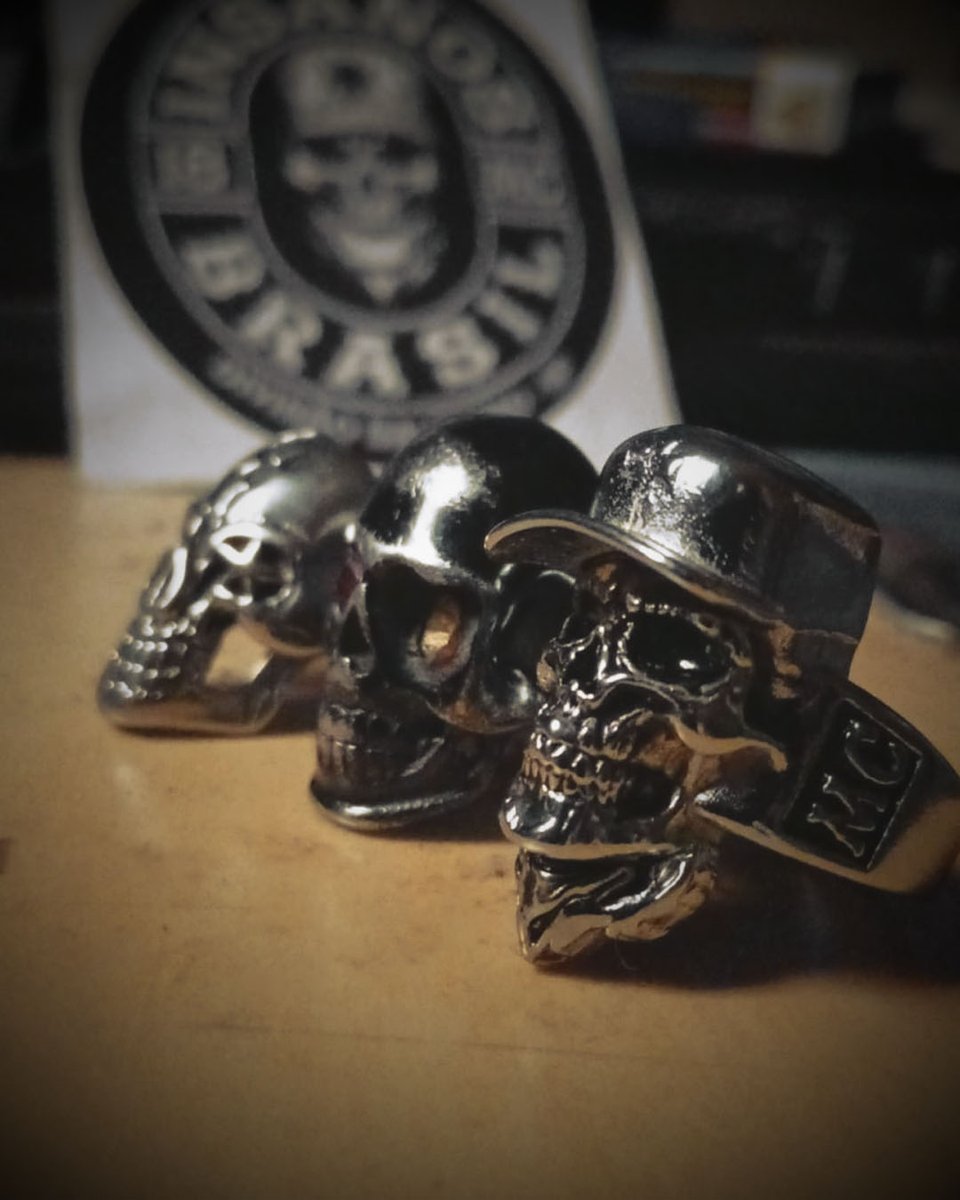 Ainda bem que quase nem uso anel de caveira

(Bad to de Bone de fundo)