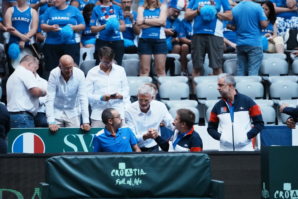 Quelque chose de fort est en train de naître. De l’ambiance, de l’émotion : exactement ce que nous voulons ! On a une très belle équipe, une seule famille. Merci au staff, à tous les supporters présents en Croatie et aux équipes de la @fftennis