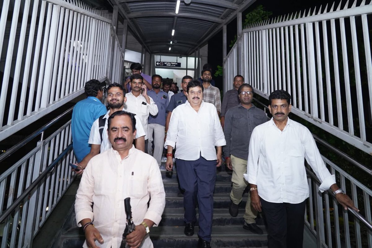 BJPRangaReddyTS's tweet image. After the #Sherilingampally meeting, I accompanied BJP Telangana President Shri @N_RamchanderRao Garu on a Metro ride from Miyapur to LB Nagar. True leaders stay grounded, while BRS &amp;amp; Congress failures leave Hyderabad flooded &amp;amp; stranded. @BJP4Telangana #CongressFailedTelangana