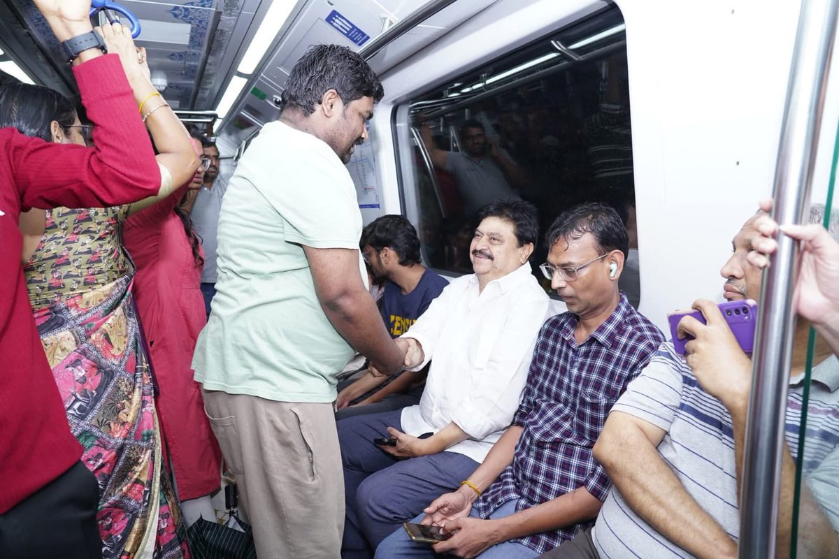 BJPRangaReddyTS's tweet image. After the #Sherilingampally meeting, I accompanied BJP Telangana President Shri @N_RamchanderRao Garu on a Metro ride from Miyapur to LB Nagar. True leaders stay grounded, while BRS &amp;amp; Congress failures leave Hyderabad flooded &amp;amp; stranded. @BJP4Telangana #CongressFailedTelangana