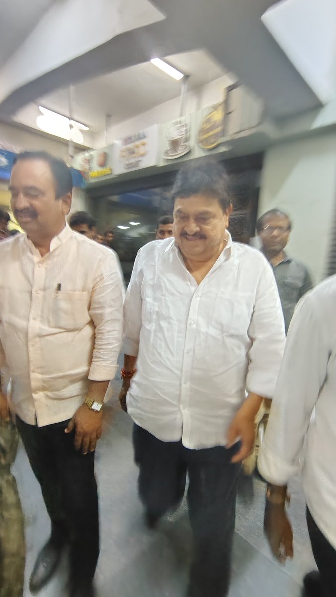 BJPRangaReddyTS's tweet image. After the #Sherilingampally meeting, I accompanied BJP Telangana President Shri @N_RamchanderRao Garu on a Metro ride from Miyapur to LB Nagar. True leaders stay grounded, while BRS &amp;amp; Congress failures leave Hyderabad flooded &amp;amp; stranded. @BJP4Telangana #CongressFailedTelangana