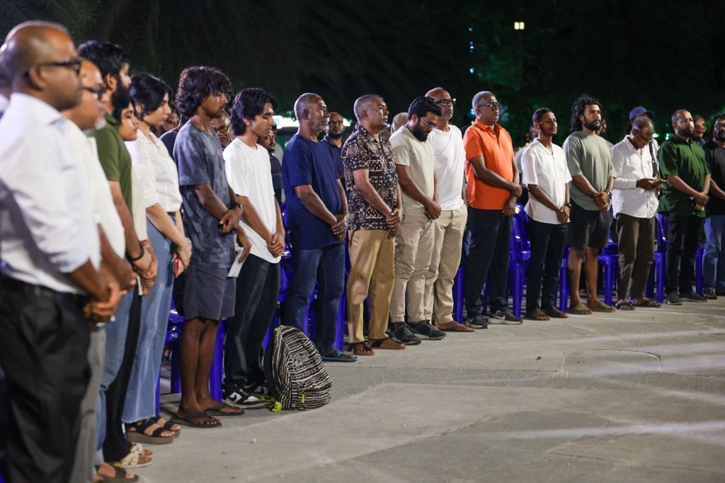 adduXfiles's tweet photo. Addu Feydhoo’s “Golden Boys” take the front row in solidarity to defend the media. 💪
#CtrlBillBeyrukurey #MavesIn #Vakkanforuvaabill
#SaveMedia #SaveMaldives 🇲🇻☝️ https://t.co/5WcS9BtDd8
