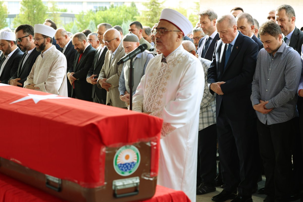 Cumhurbaşkanımız Recep Tayyip Erdoğan, Başdanışmanı Hamdi Kılıç için Ahmet Hamdi Akseki Camisi'nde düzenlenen cenaze törenine katıldı...