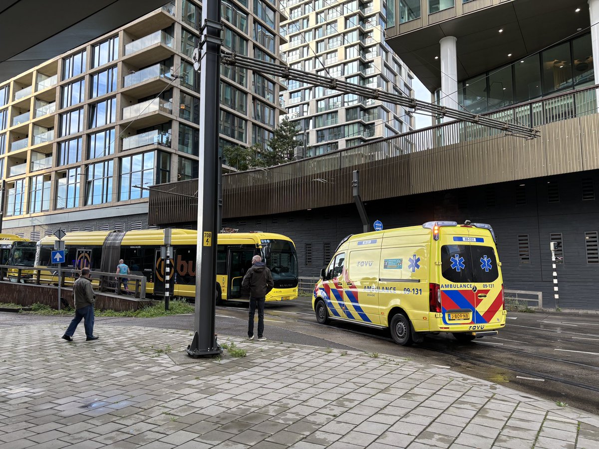 Op de fly-over tussen jaarbeursplein en het westplein in #Utrecht zijn twee bussen op elkaar geknald. Veel hulpdiensten kwamen ter plaatse. Een ambulance leek eerst niet nodig. Maar die is alsnog ter plaatse gekomen. Hoe het ongeval heeft kunnen gebeuren is niet bekend.