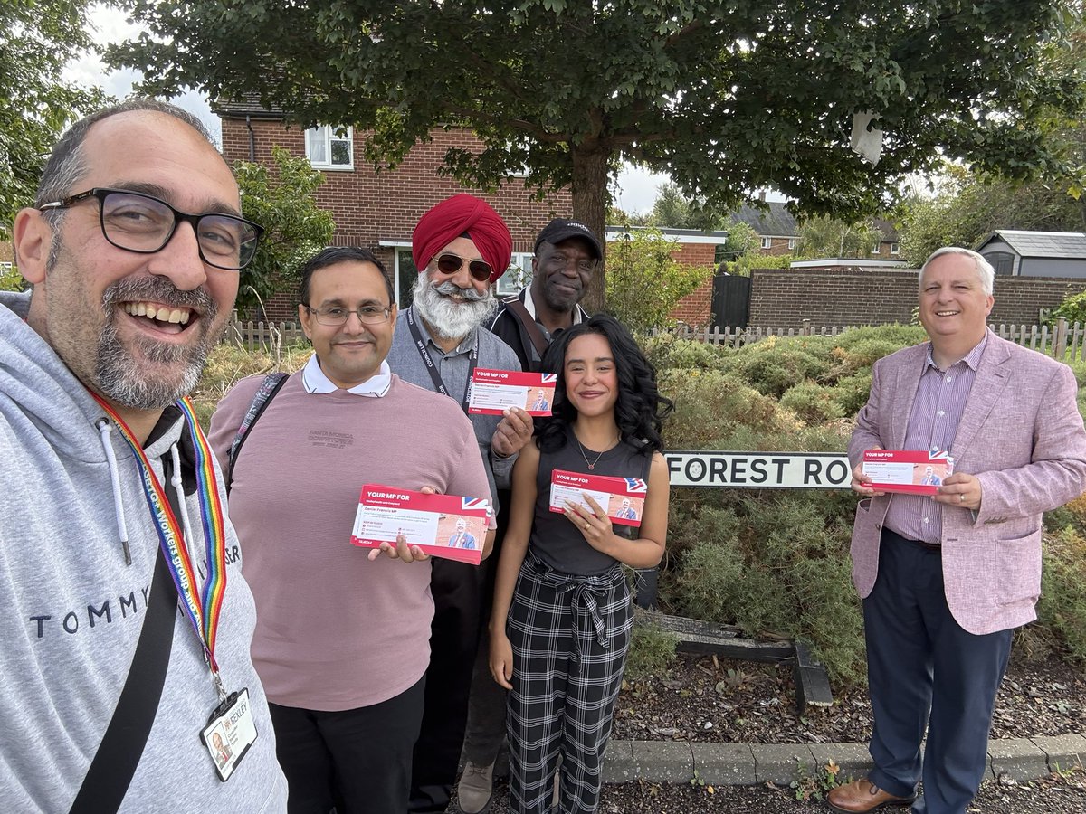 Great to be out on the doorstep in Slade Green with <a href="/StefBorella/">Stefano Borella</a> &amp; colleagues today discussing a range of issues including my pothole campaign, parking, policing, falling NHS waiting lists &amp; the new zebra crossing in Slade Green Road.