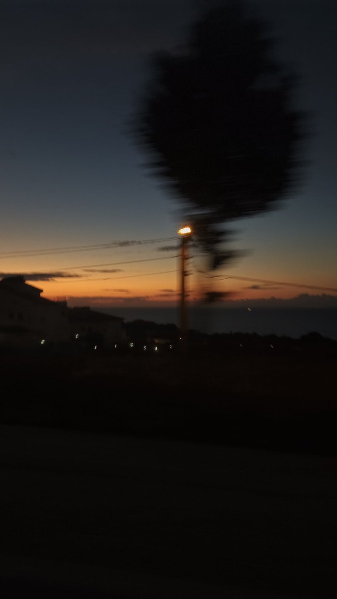 Bir ibrik, bir ekmek, bir gülücük. Unutmam.
open.spotify.com/track/2ZTKBVtT…