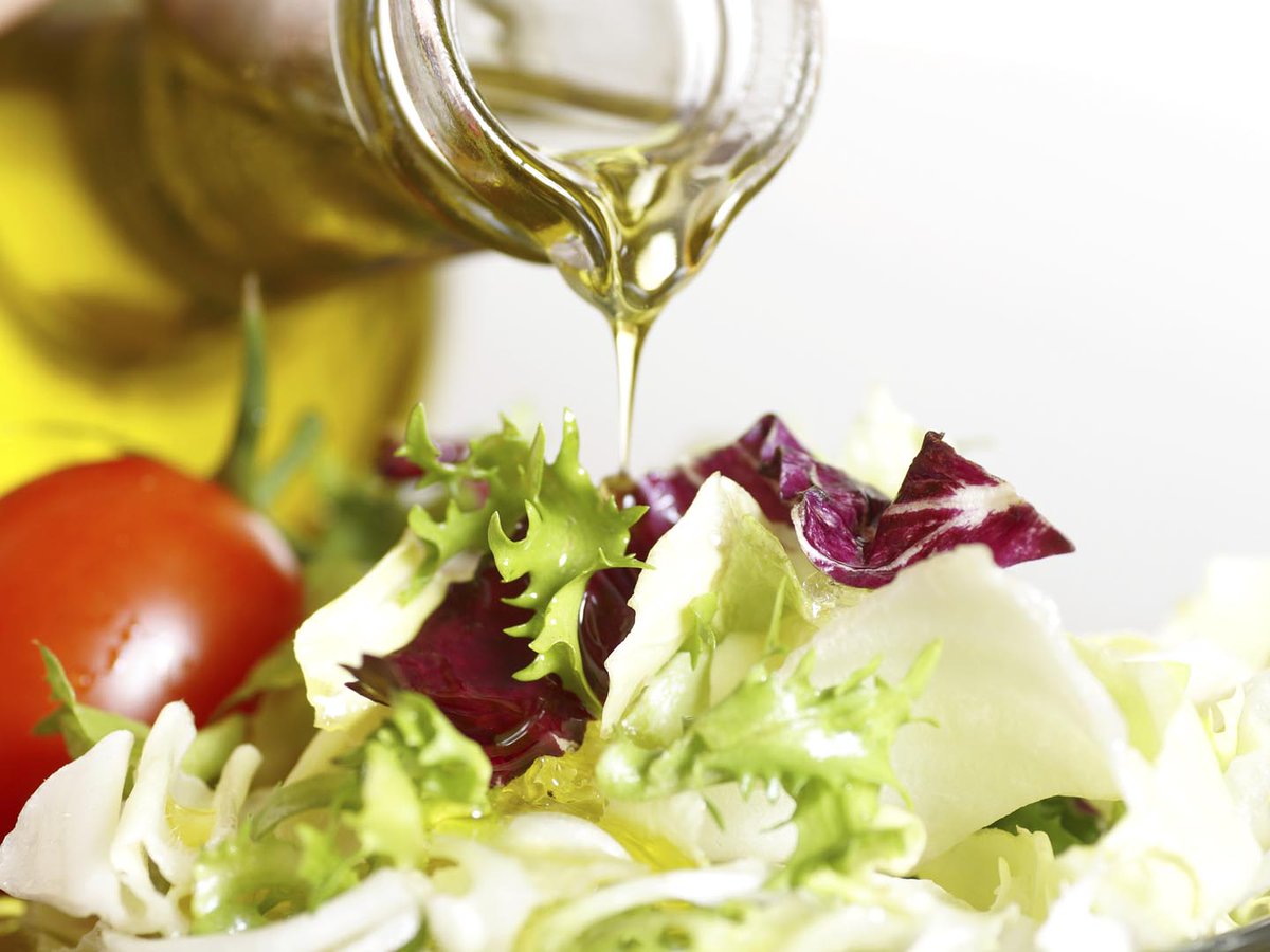 DrWeil's tweet image. Olive oil is known for its heart-healthy fats &amp;amp; antioxidants, it’s a staple for anti-inflammatory diets. But beware—fraud &amp;amp; adulteration loom large in the industry. #OliveOil #HealthBenefits #FoodSafety

drweil.com/diet-nutrition…