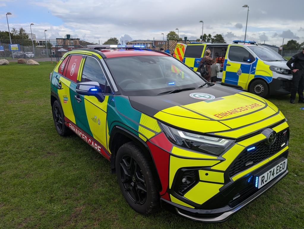 BASICS_SCAS's tweet image. The SCAS BASICs team doing some public engagement today at the Ringwood 999 day alongside numerous other statutory and voluntary emergency services and supporters. Many thanks to @HantsIOW_fire for the kind invite. @HelipadHELP @scacharity @SCAS999 @BASICS_HQ @RingwoodFire