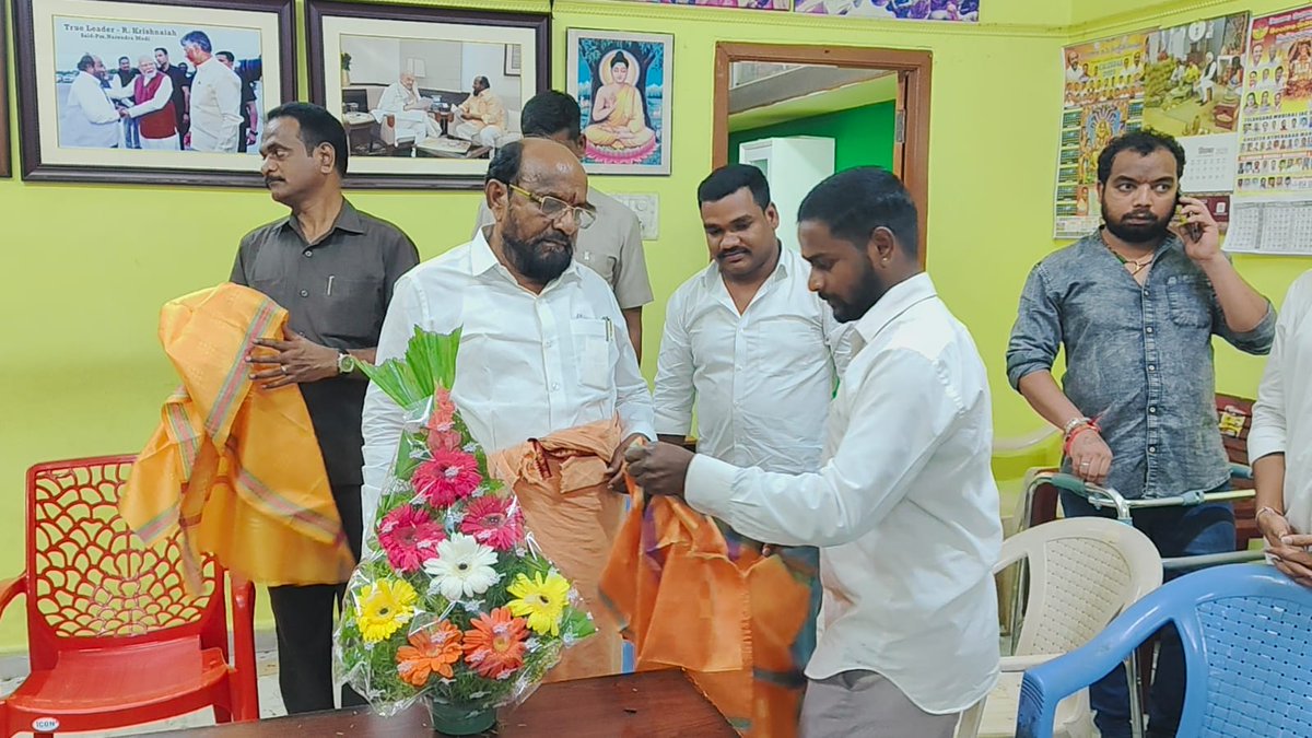 BangariSai's tweet photo. Happy Birthday R. Krishnaiah Garu🎂🎊🎉💐
Member of Parliament Rajya Sabha National President BC Welfare Association
@R_Krishnaiah 
@BangariSai https://t.co/mGf2xdccJF