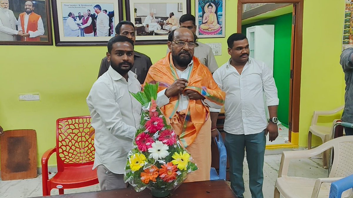 BangariSai's tweet photo. Happy Birthday R. Krishnaiah Garu🎂🎊🎉💐
Member of Parliament Rajya Sabha National President BC Welfare Association
@R_Krishnaiah 
@BangariSai https://t.co/mGf2xdccJF