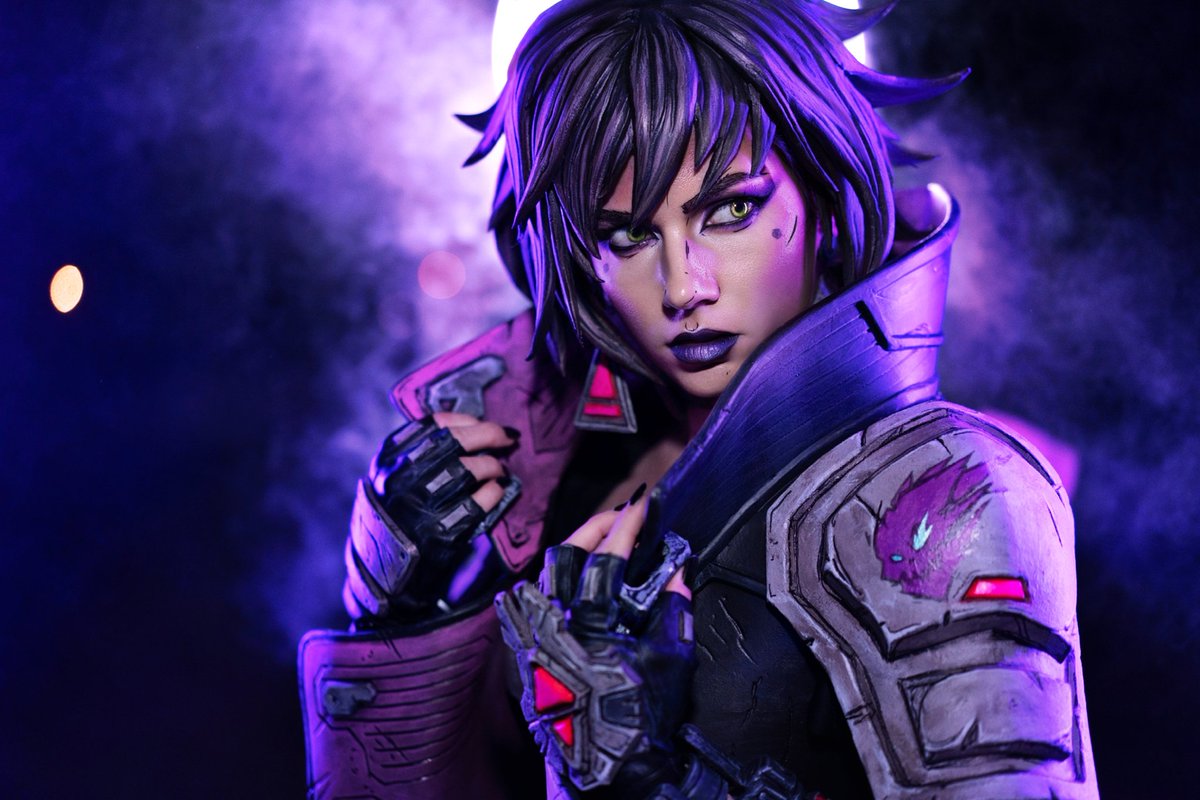 First picture of my Vex cosplay from #Borderlands4 💜 More pictures, videos, backstage and work in progress content are coming soon! And I will do the makeup and play the game in cosplay tomorrow on Twitch! ✨️
