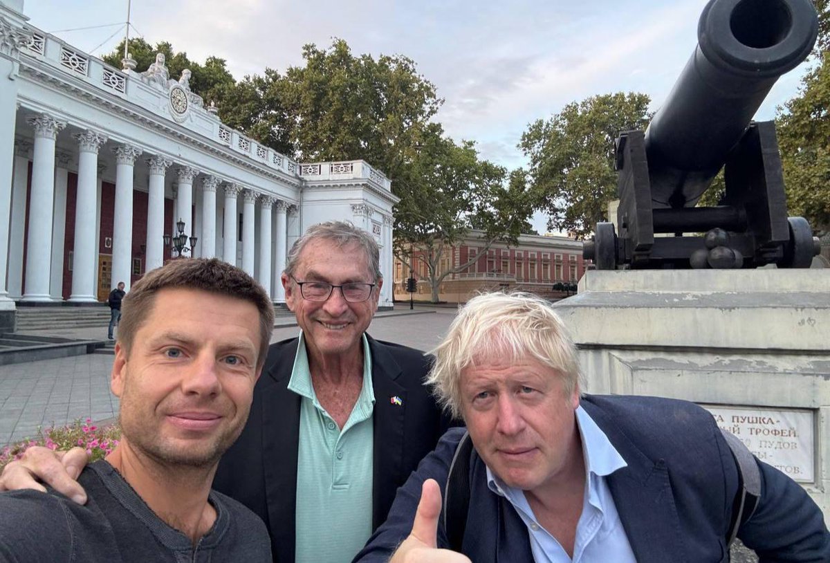 В Британії настільки відсутня корупція, що їхні колишні топ-посадовці в Україні собі можуть дозволити тільки найдешевшу ескортницю