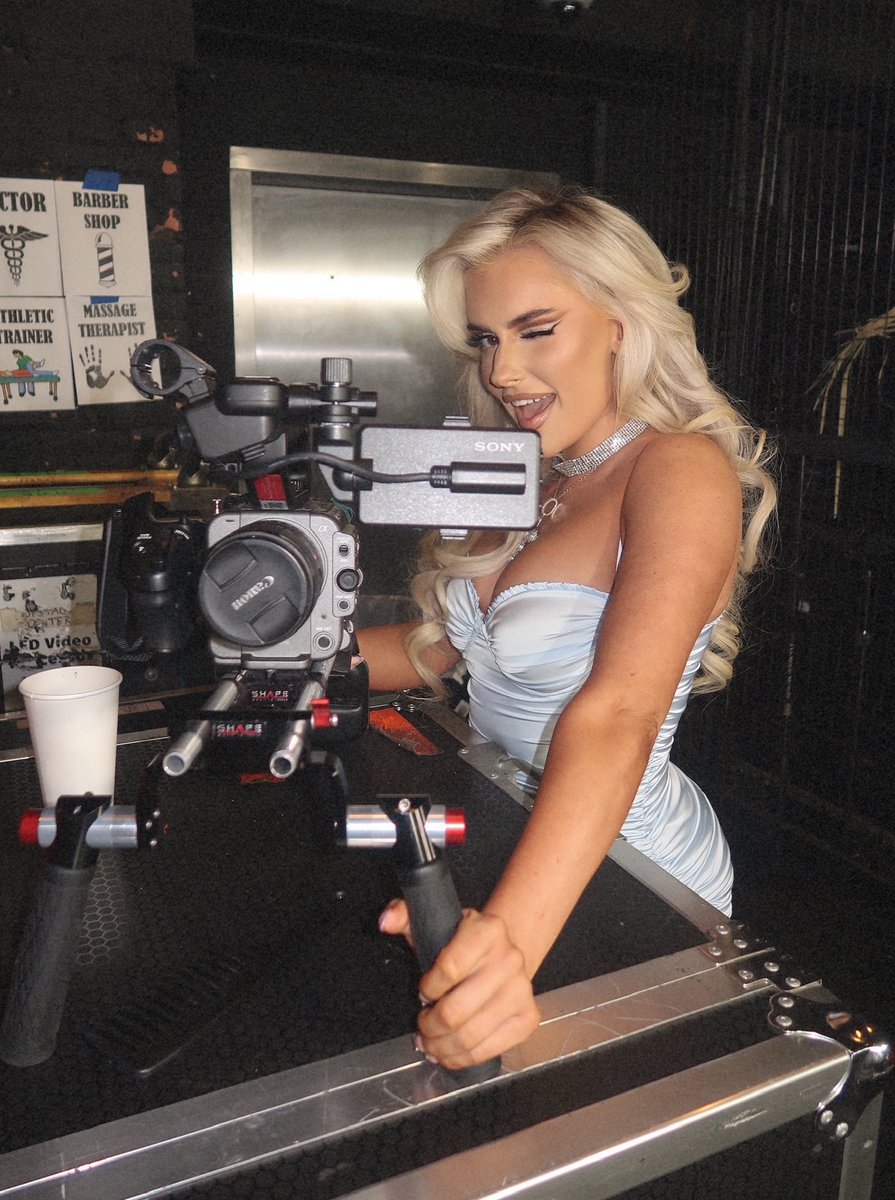 Behind the lens. 💋📸