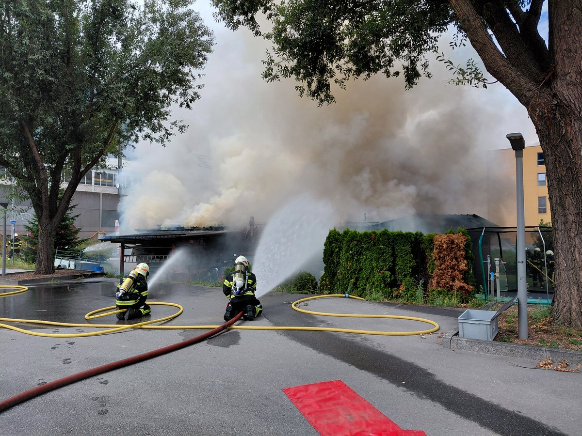 FW_Region_Visp's tweet photo. 🚨EINSATZ_99/2025:

📟"Visp, Alarm Visp rot, Gebäudebrand, Visp, Mondstrasse XY, bei XY, bq"

🦺Im Einsatz:
41x👨‍🚒 SPFW Region Visp
10x🚒 SPFW Region Visp
1x🚑 @sanitaetoberwallis
2x🚓 @polizeiwallis
1x🐸 Einsatzunterstützung / KAF

ℹ Brand eines Gewerbebetriebes. https://t.co/XaImmuU0G7