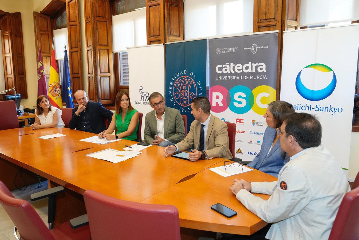 Presentamos la IV edición del curso de liderazgo sanitario. Un ejemplo de colaboración público-privada entre <a href="/UMU/">Universidad Murcia</a>, la <a href="/Catedra_RSC/">Cátedra RSC</a>, <a href="/DaiichiSankyoES/">Daiichi Sankyo España</a> y <a href="/NovoNordiskES/">Novo Nordisk España</a> para formar a directivos de <a href="/Murciasalud/">Murciasalud</a> en gestión responsable y sostenible.