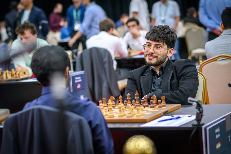 chesscom_fr's tweet photo. ÉNORME VICTOIRE D'ALIREZA !! 👏🥳

Après un combat dantesque 💪 de 7h et 82 coups, le numéro 1 français s'impose avec les noirs contre Nihal Sarin !
Avec 6.5/9 🔥, il rejoint en tête Bluebaum (nulle avec Abdu), Keymer (tombeur de Parham) et Giri (victorieux contre van Foreest). https://t.co/UwYsPuwyN9