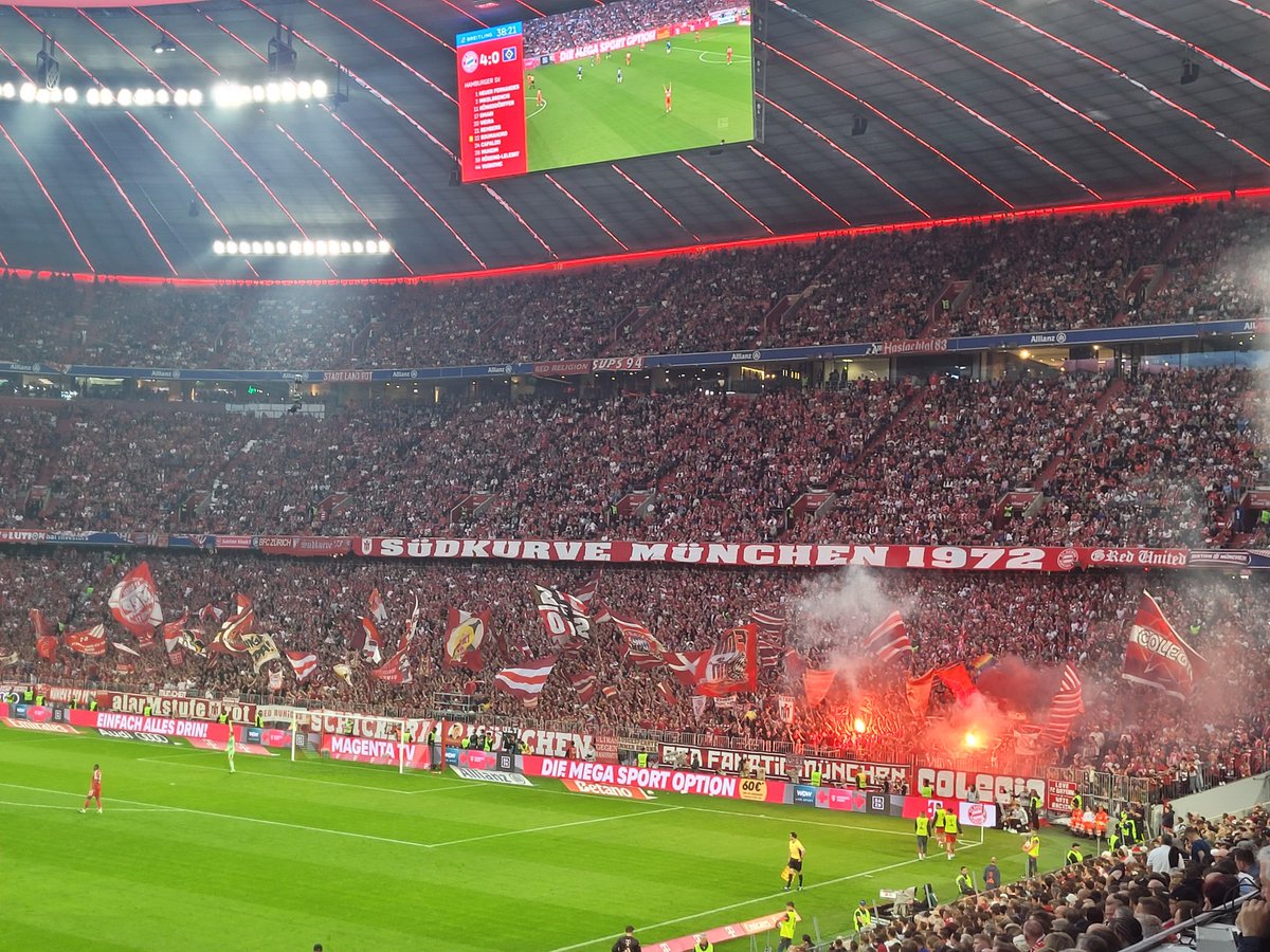Schon 10-15 Pyros im der ersten Halbzeit in der Südkurve... ungewöhnlich für ein Heimspiel im der Allianz Arena. Irgendwelche speziellen Gründe? 
#FCBHSV
