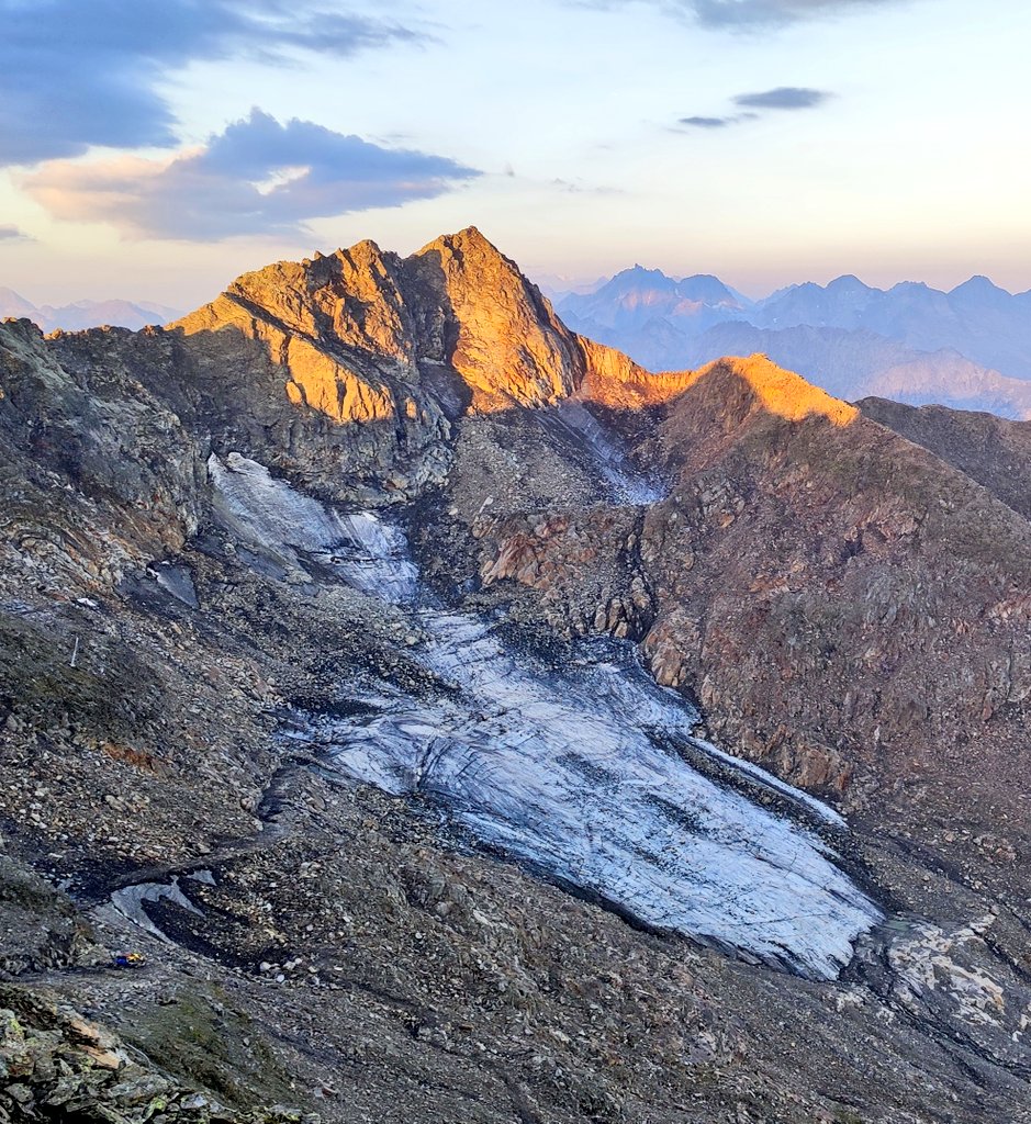 matthias_huss's tweet image. We discontinued mass balance measurements on the small St. Annafirn in 2023 as the #glacier was on the verge of disappearing and rockfall hazard became too high. 
A good decision: a massive landslide occurred this Sunday covering the entire glacier 👇
ur.ch/mmdirektionen/….