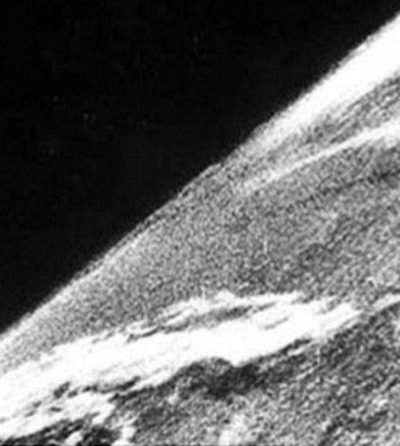 Первое фото Земли в истории, сделанное из космосе, было выполнено с ракеты Фау-2 с помощью 35-мм камеры, с высоты 105 километров.
1946 г.