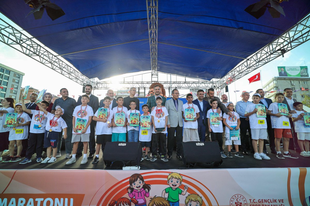 Bu yıl üçüncüsü düzenlenen Bağcılar Çocuk Şöleni ve Maratonu etkinliğine katıldık. Evlatlarımıza tanınan imkanlar; ufku geniş, geleceğe umutla bakan bir neslin yetişmesine vesile olmakta. Bağcılar Belediyemize, kıymetli başkanımıza ve iş birliği içinde destek veren tüm