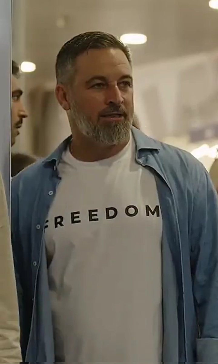 Santiago Abascal vistió hoy la misma camiseta que llevaba Charlie Kirk el día de su asesinato: “freedom”. Este gesto de Abascal tiene una fuerza brutal y una gran emotividad, mientras Pedro Sánchez ni tan siquiera se ha pronunciado y Feijóo lo atribuye con voz baja a la