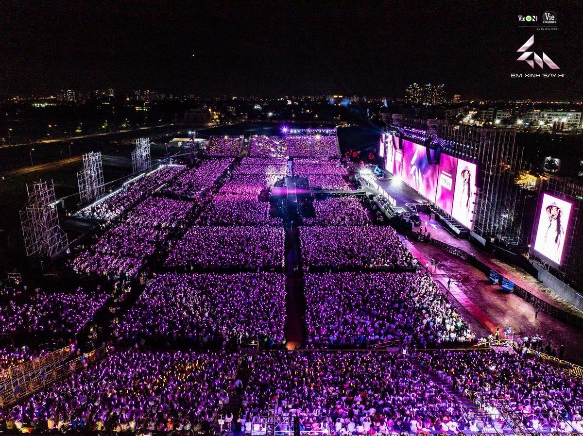 lyonnettechu's tweet photo. I JUST WANNA SAY THIS IS THE VIETNAMESE CONCERT FOR A SURVIVAL SHOW CALLED EM XINH SAY HI😍
so proud it's so beautiful
#exsh #emxinhsayhi https://t.co/KKCWW5rl1o