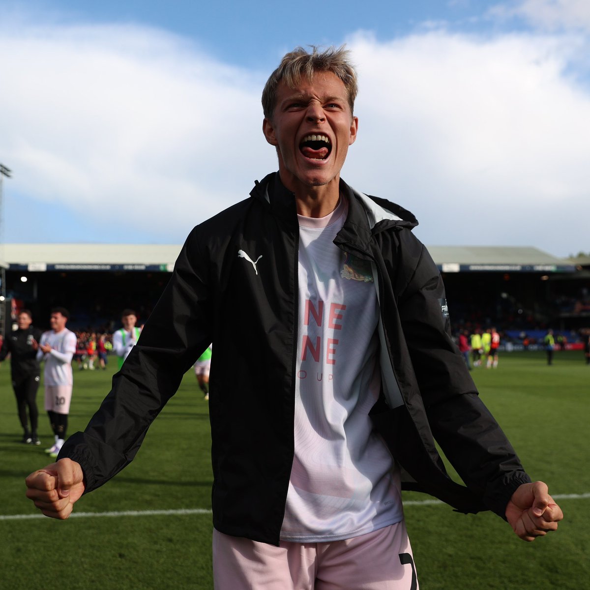 BoSondrup's tweet image. Go on lad… 👊🏼 Once again some real dedicated passion from Mathias Ross… love to see it 💚🇩🇰
#pafc #KnægtenFraAalborg