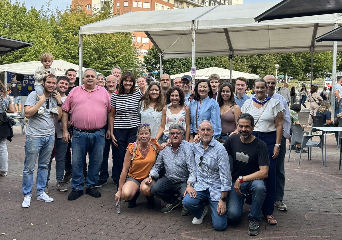 AlfonsoGil's tweet photo. Un lujo poder acompañar a los compañeros de la Agrupación @PSE_TomasMeabe en las fiestas de Miribilla. https://t.co/PsxzCQhyJv