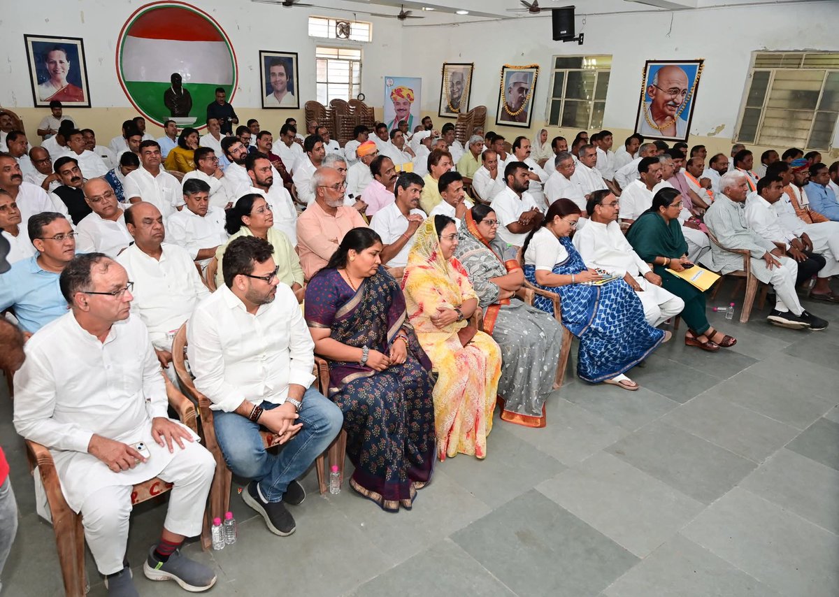 AJAY_TASEED's tweet photo. वोट_चोर_गद्दी_छोड़.
PCC office jaipur in meeting. https://t.co/ObHO2fx3fj