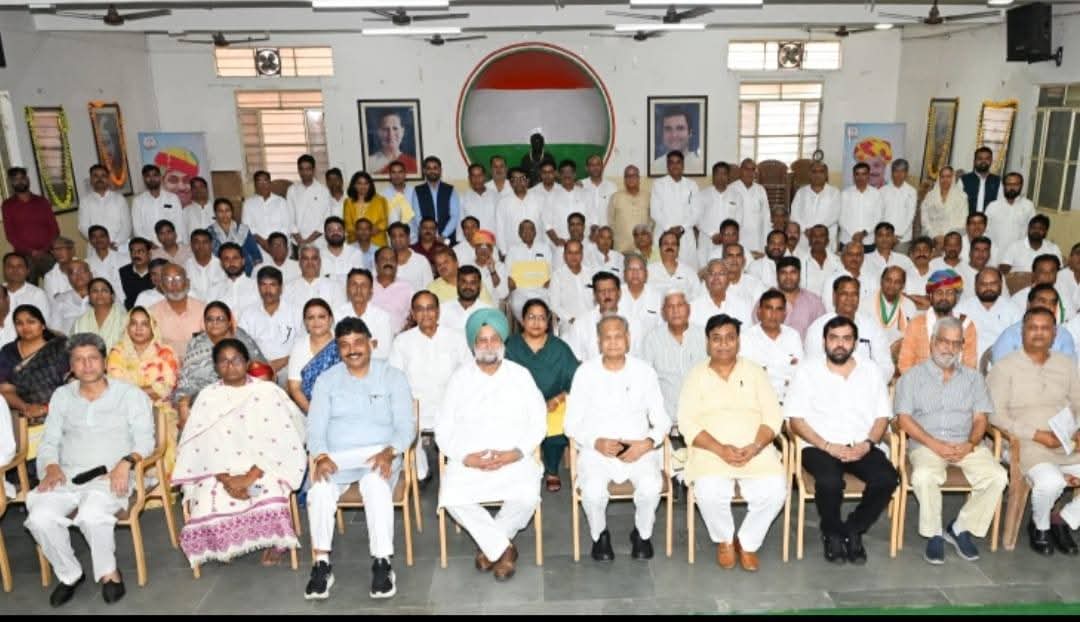 AJAY_TASEED's tweet photo. वोट_चोर_गद्दी_छोड़.
PCC office jaipur in meeting. https://t.co/ObHO2fx3fj