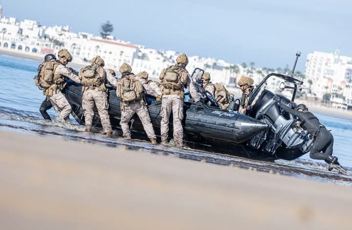 ⚓En la #Armada, el esfuerzo compartido y el compañerismo son la verdadera energía que impulsa cada misión.

🌊. Trabajo en equipo, compromiso y honor.

#SomosLaArmada 🇪🇸 ⚓
#DefendemosEspañaEnYDesdeLaMar