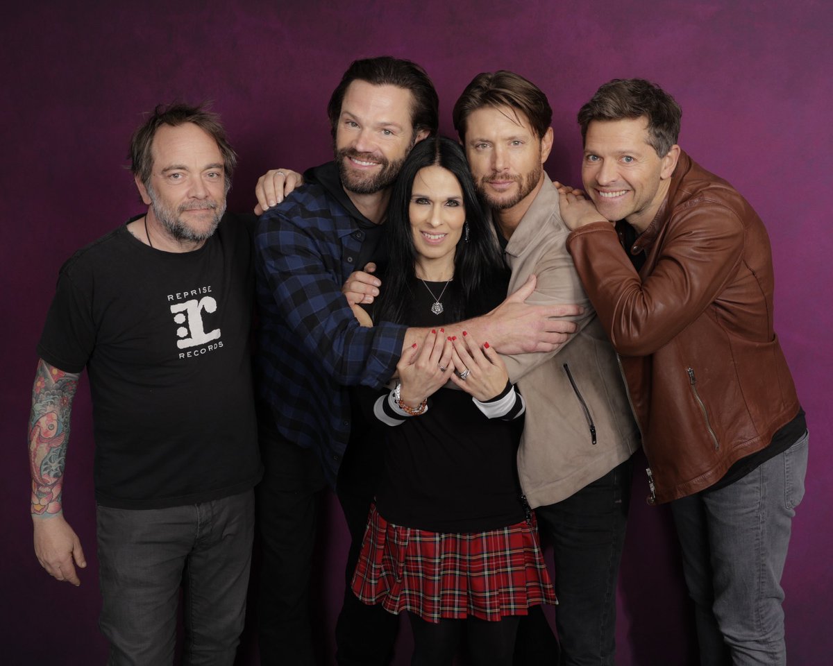 corrupt_touch's tweet photo. 20 years ago today, I took a break from studying to watch a show with the cute guy who had been on Smallville in it. 

I’m glad I took that break, and am glad to still be here in the spn family #SPN20 https://t.co/XqYcgyhLl0