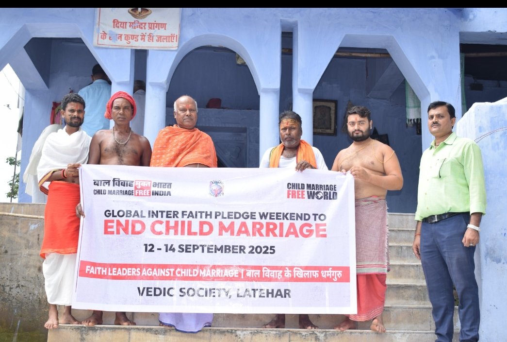 VedicSPalamu's tweet photo. बाल विवाह मुक्त विश्व अभियान लातेहार जिला में चलाया गया इस अभियान के तहत लातेहार जिला के प्रसिद्ध चंदवा श्री उग्रतारा देवी के मंदिर धर्म गुरु अवधकिशोर पाठक और लातेहार के मुख्य  मस्जिद के इमाम शोहेब रजा द्वारा बाल विवाह रोकथाम के लिए एक संदेश दिया गया.
#GlobalinterfaithWeekend https://t.co/fP82NarUF3